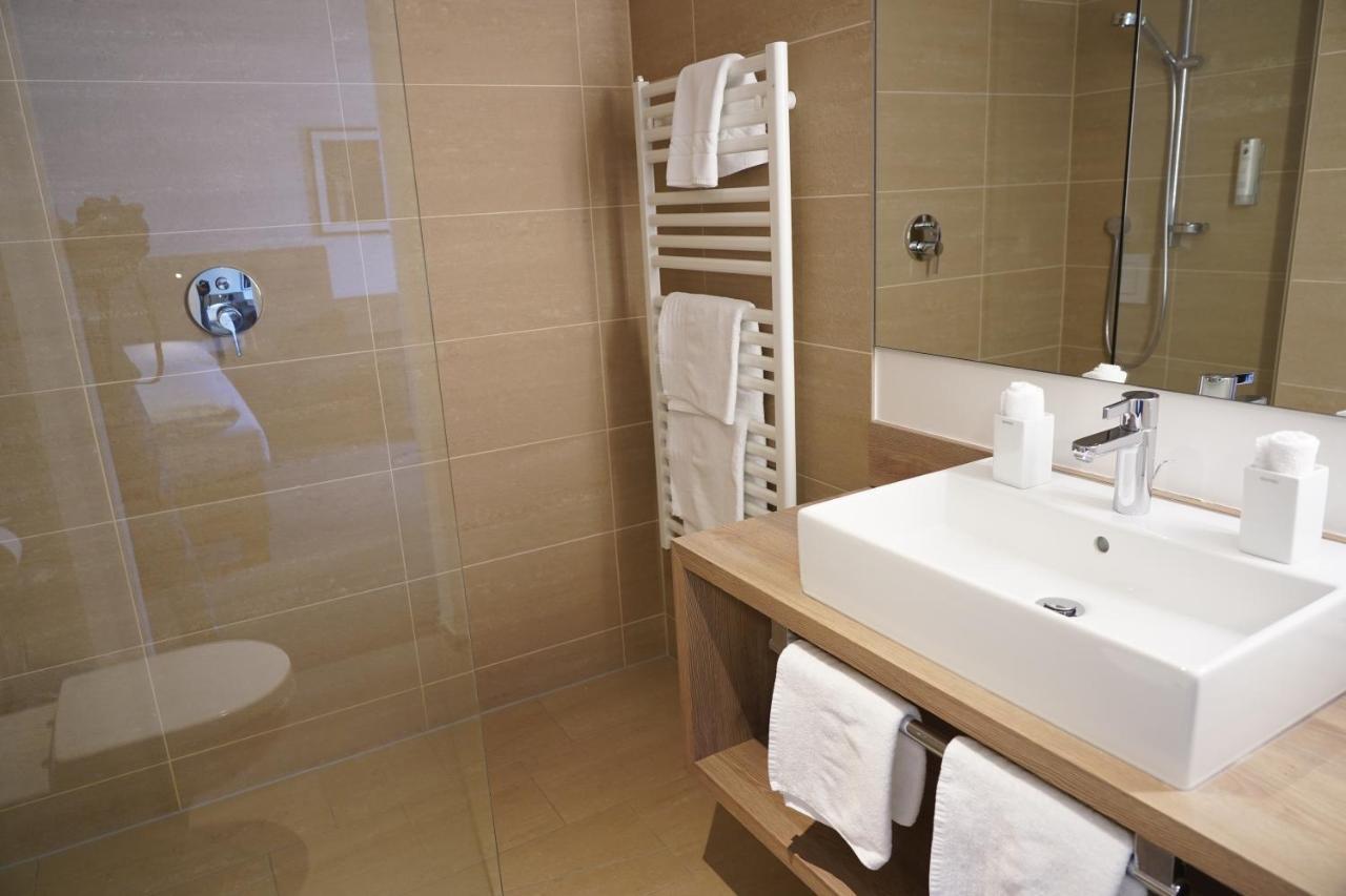 Quality Hosts Arlberg - Hotel Goldenes Kreuz B&B Санкт-Антон-ам-Арльберг Экстерьер фото