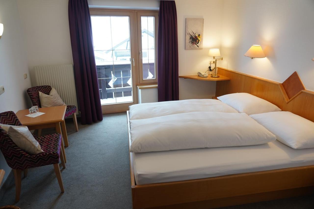 Quality Hosts Arlberg - Hotel Goldenes Kreuz B&B Санкт-Антон-ам-Арльберг Экстерьер фото