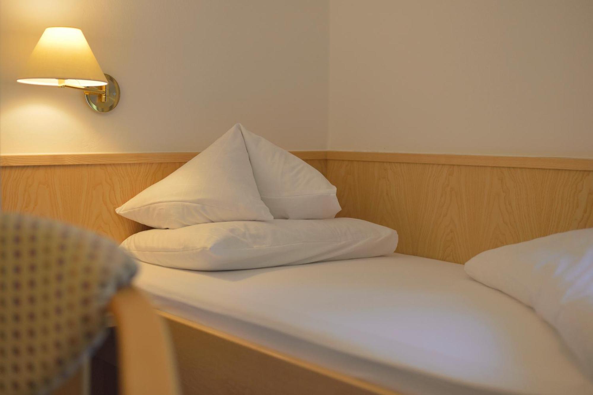 Quality Hosts Arlberg - Hotel Goldenes Kreuz B&B Санкт-Антон-ам-Арльберг Номер фото