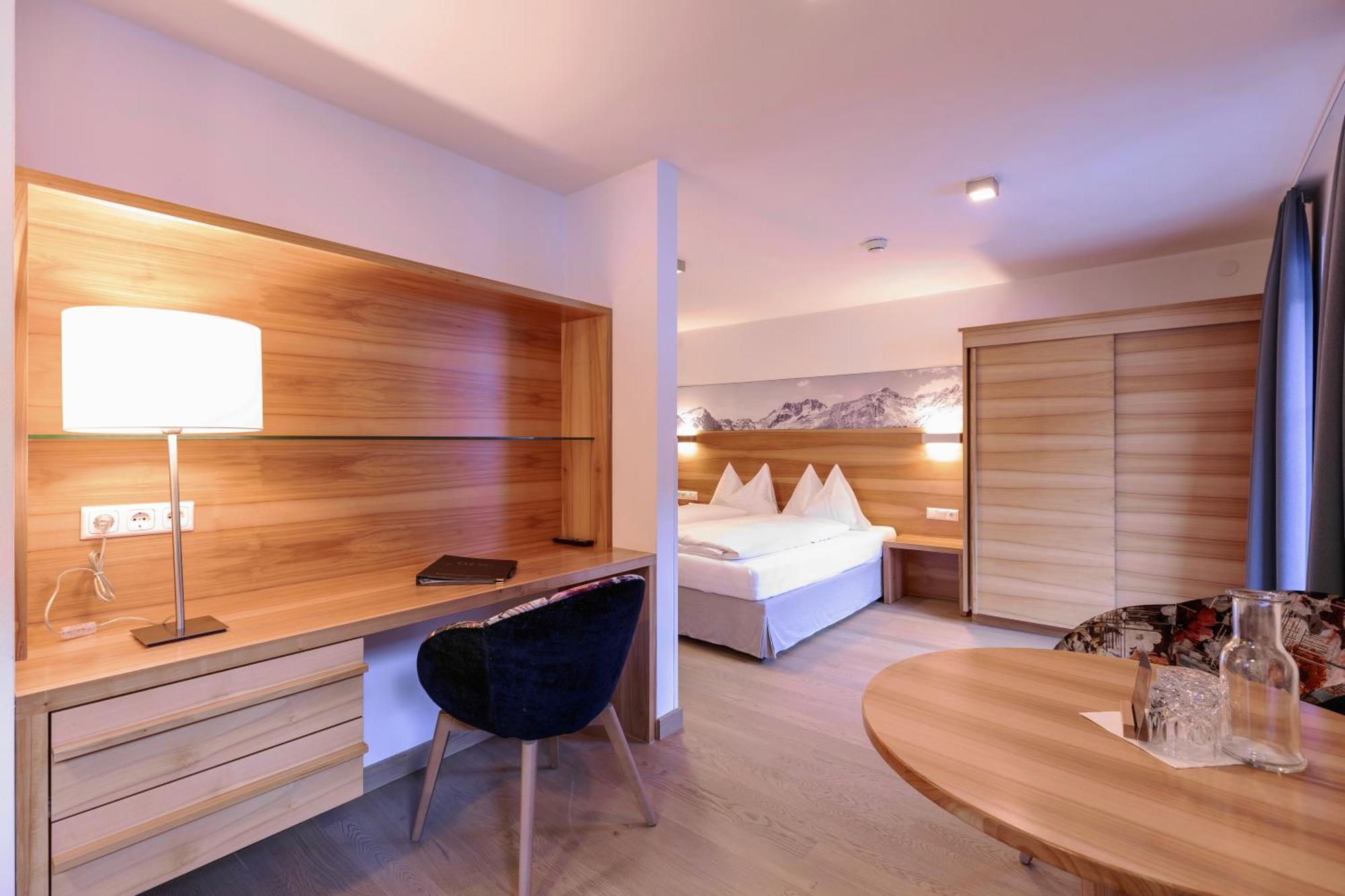 Quality Hosts Arlberg - Hotel Goldenes Kreuz B&B Санкт-Антон-ам-Арльберг Экстерьер фото
