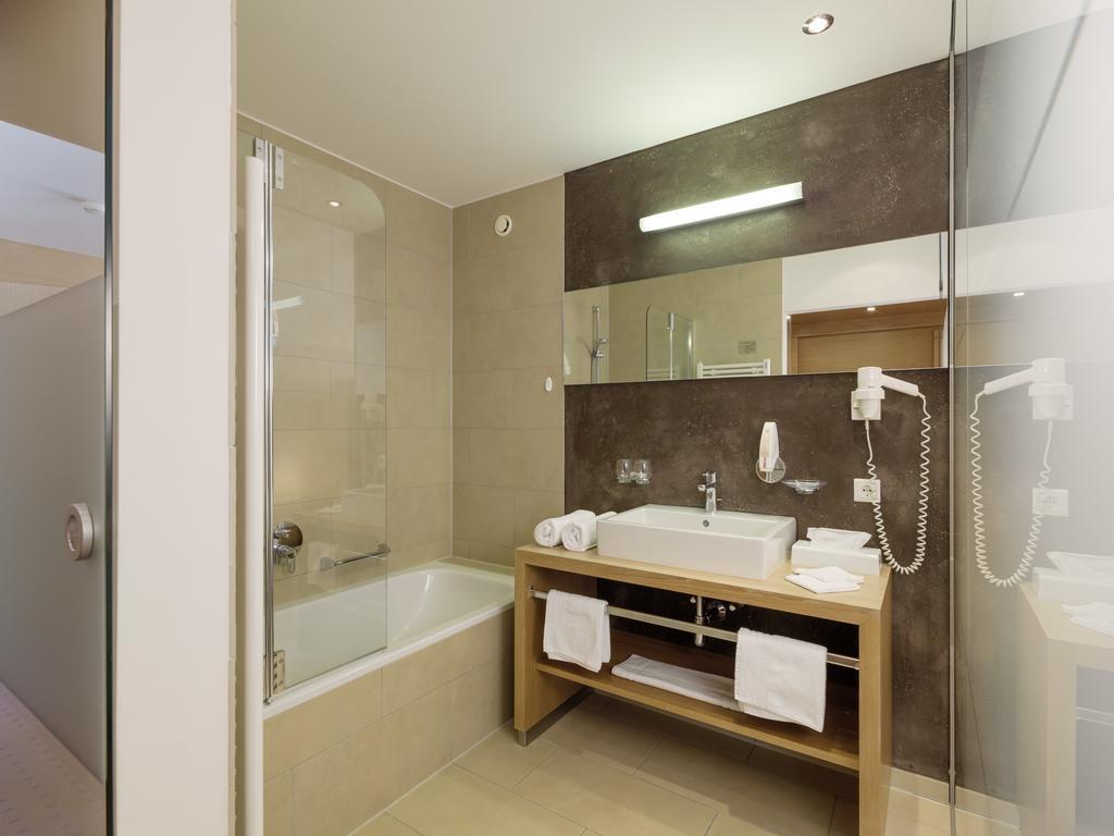 Quality Hosts Arlberg - Hotel Goldenes Kreuz B&B Санкт-Антон-ам-Арльберг Номер фото