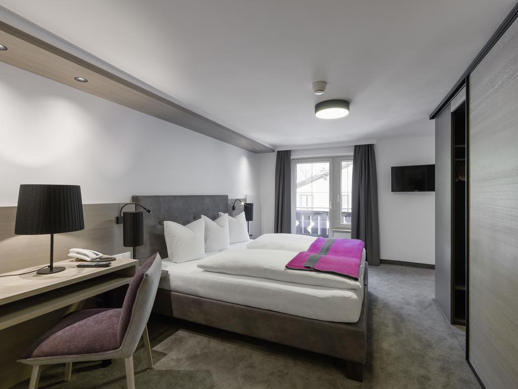 Quality Hosts Arlberg - Hotel Goldenes Kreuz B&B Санкт-Антон-ам-Арльберг Номер фото