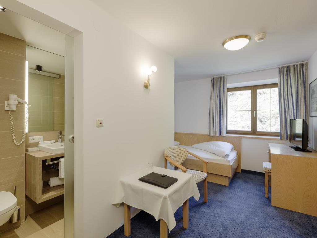 Quality Hosts Arlberg - Hotel Goldenes Kreuz B&B Санкт-Антон-ам-Арльберг Номер фото