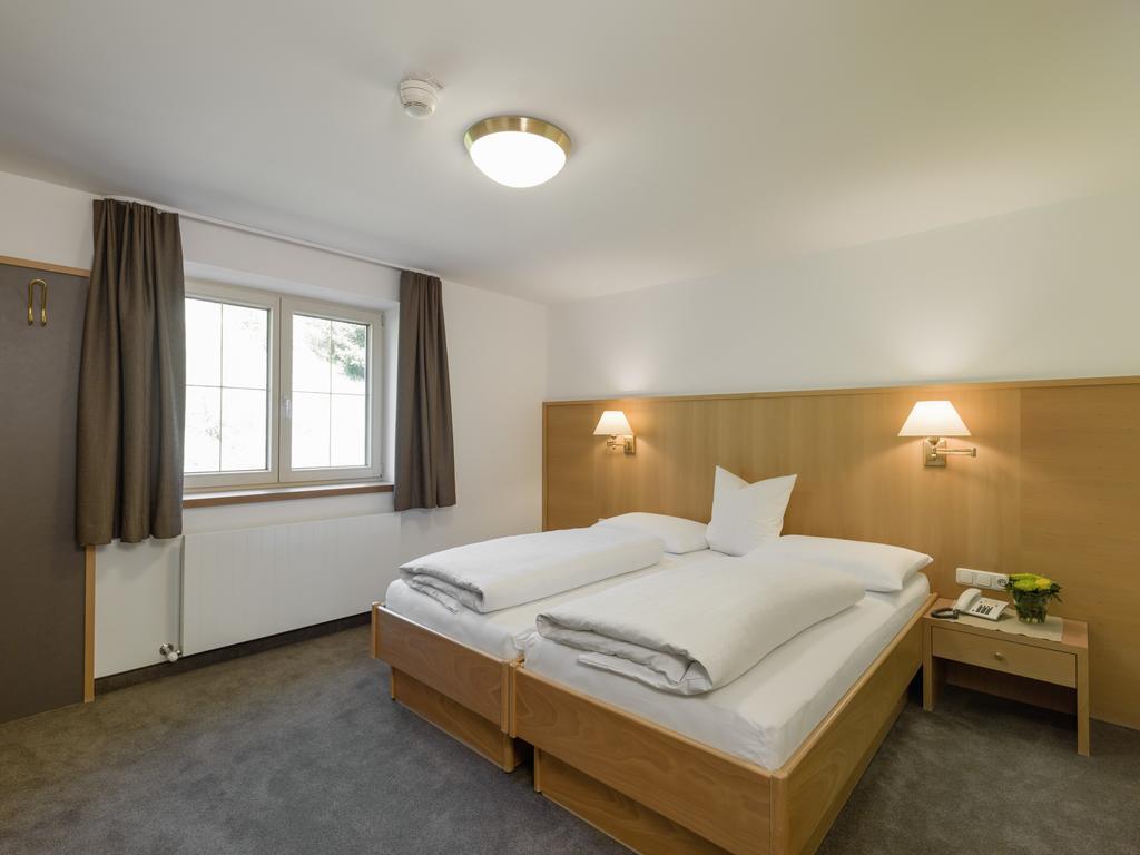 Quality Hosts Arlberg - Hotel Goldenes Kreuz B&B Санкт-Антон-ам-Арльберг Номер фото